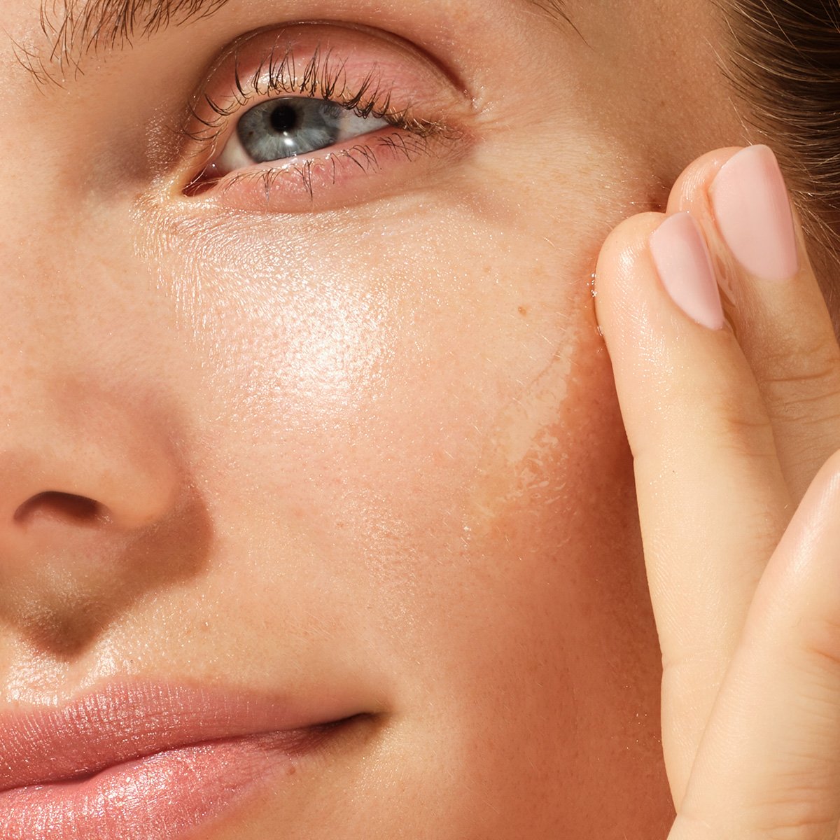 The Brightening Serum Face Serum for A Range of Skin Types and Radiance Support
